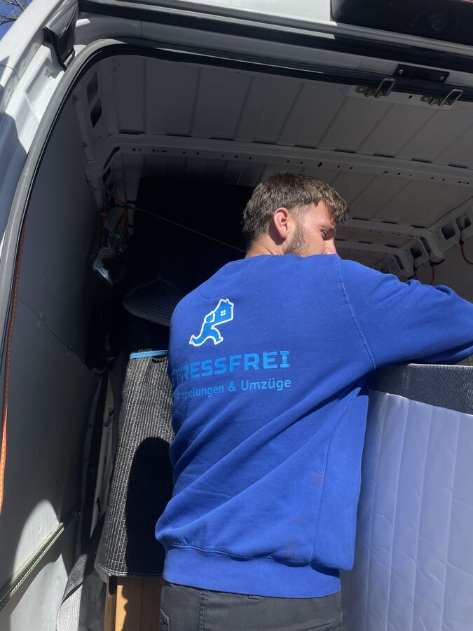 Stressfrei Team beim Umzug in Wesseling – Van beladen für Transport